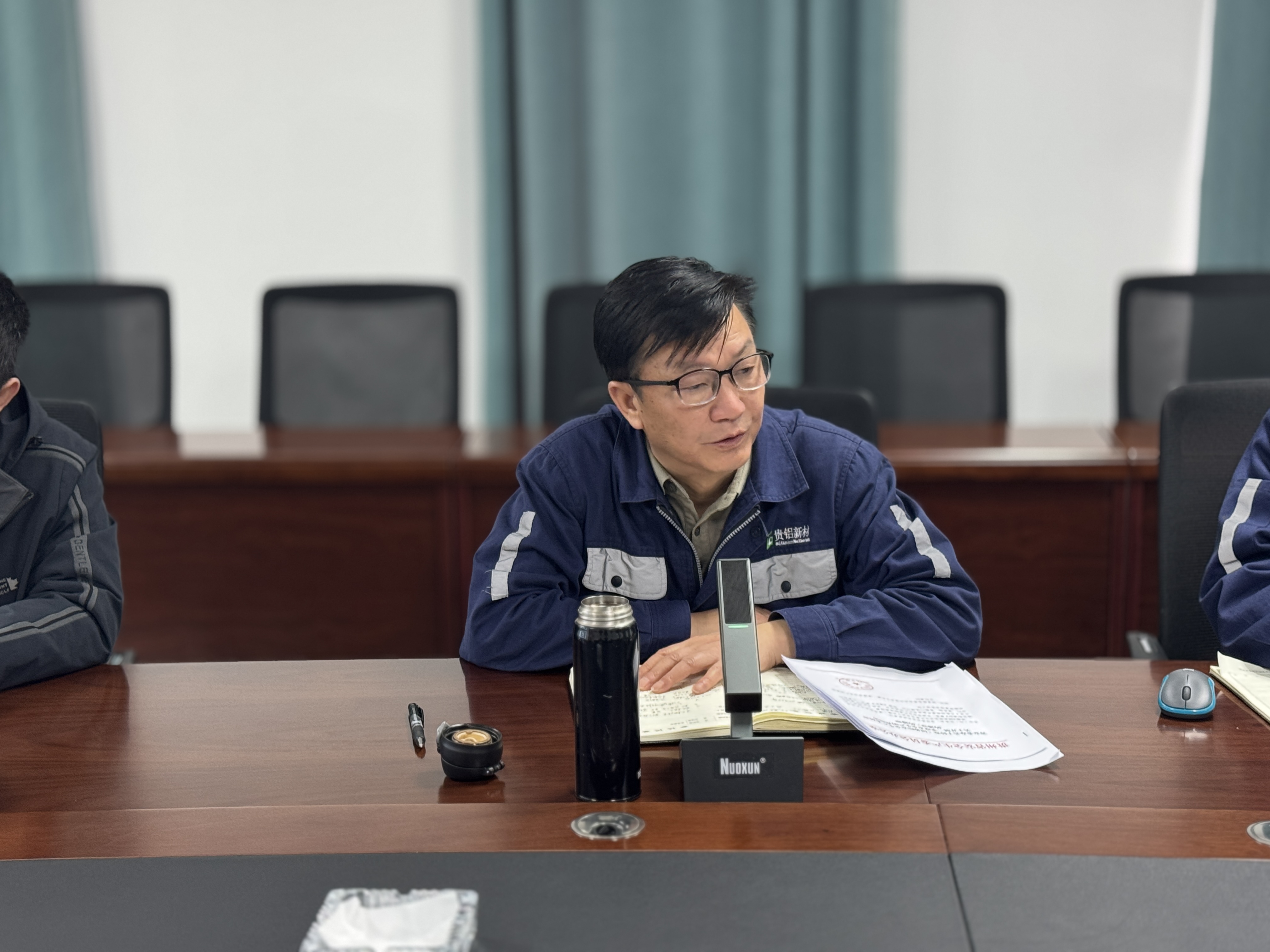 主持会议.jpg